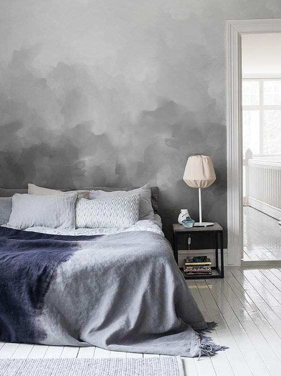 دکوراسیون اتاق خواب شیک و زیبا که از رنگ خاکستری در سایه های روشن و تیره برای نقاشی دیوار و ایجاد ریتم در آن استفاده شده است